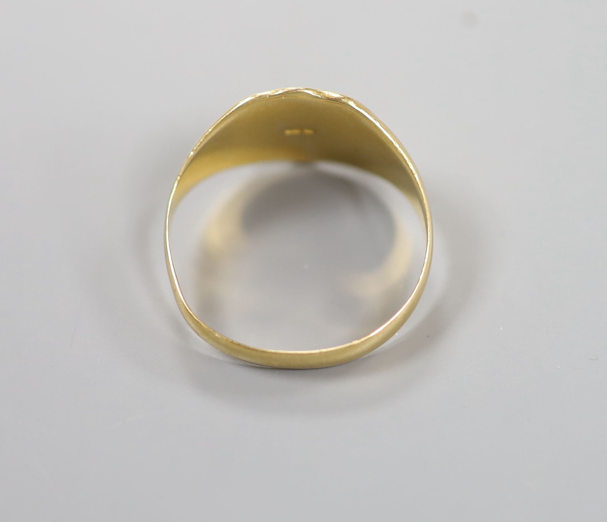 A George V 18ct gold signet ring, size V, 6 grams.
